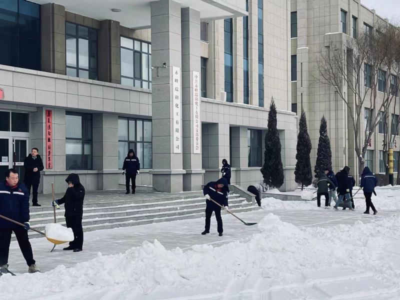 不畏嚴(yán)寒，除雪保安全出行